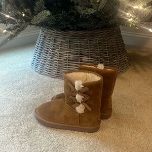 Koolaburra by UGG boots. Size 4.